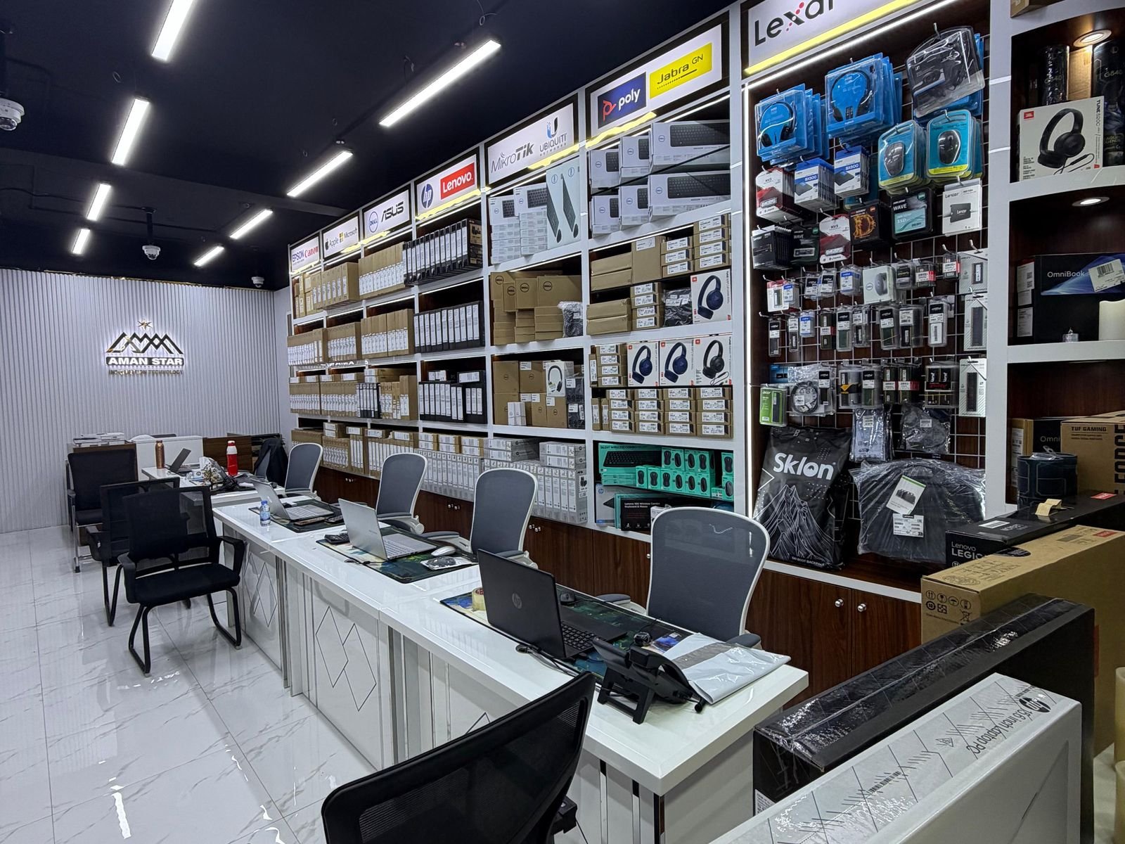 Aman Star IT showroom in Dubai with business laptops, monitors and accessories